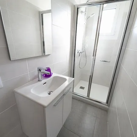 T2, 4 Pers, Plain-pied Ouvert Sur Terrasse, Jardin Clos, Parking Privé, Proche Et Commerces - Fr-1-797-24 Port-la-Nouvelle